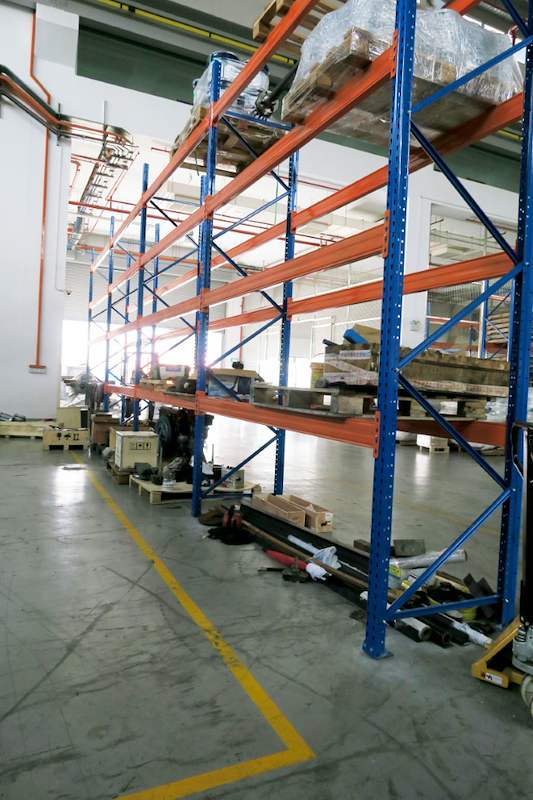 V3000 racking run viewed along its length, parts stored on the lowest beams - V3000 Racking - V3-5 | Wong Lye Racking, Singapore Racking Manufacturer