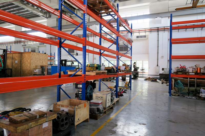 V3000 racking run with tools and crates stored beneath the first beam level - V3000 Racking - V3-5 | Wong Lye Racking, Singapore Racking Manufacturer