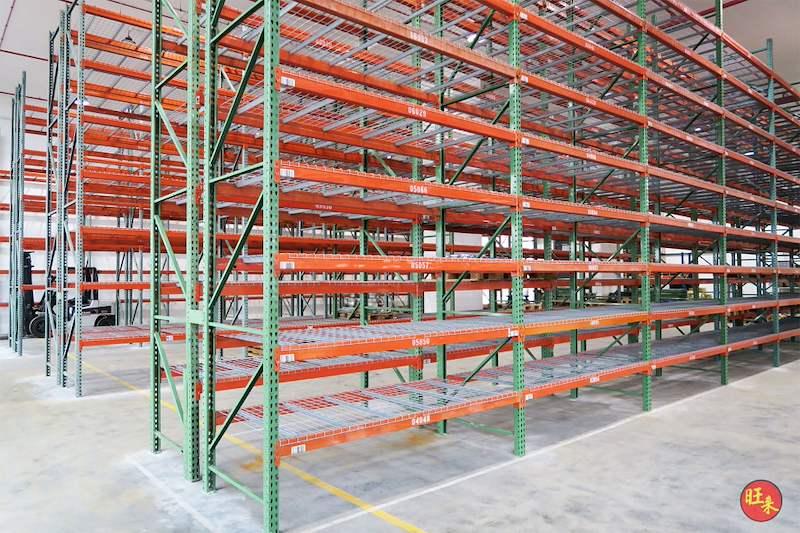 Pallet racking with wire mesh decking on every level beside a yellow aisle line - V3000 Racking - V3-3 | Wong Lye Racking, Singapore Racking Manufacturer