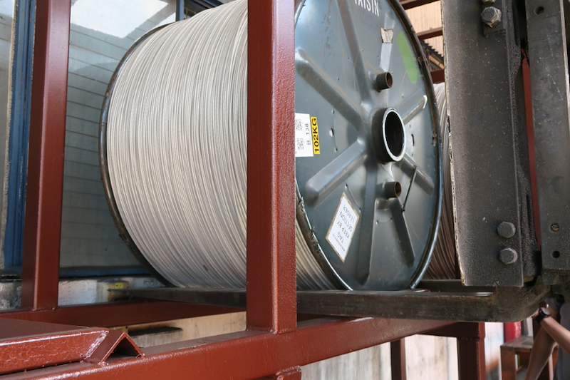 Drum of cable seated on the steel cradle beam of the upper tier - V5000 Racking - V5-1 | Wong Lye Racking, Singapore Racking Manufacturer