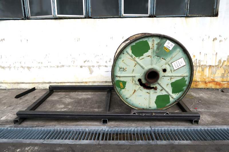 Cable drum standing on the steel base frame with the drain channel in front - V5000 Racking - V5-1 | Wong Lye Racking, Singapore Racking Manufacturer
