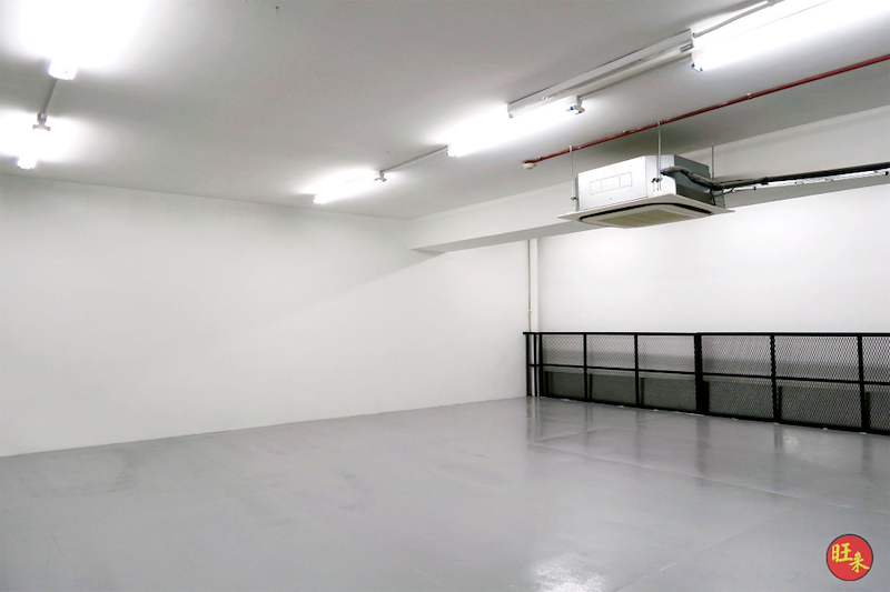 Empty mezzanine upper deck with grey epoxy flooring and a low mesh railing at the far edge - V8000 Racking - V8-6 | Wong Lye Racking, Singapore Racking Manufacturer