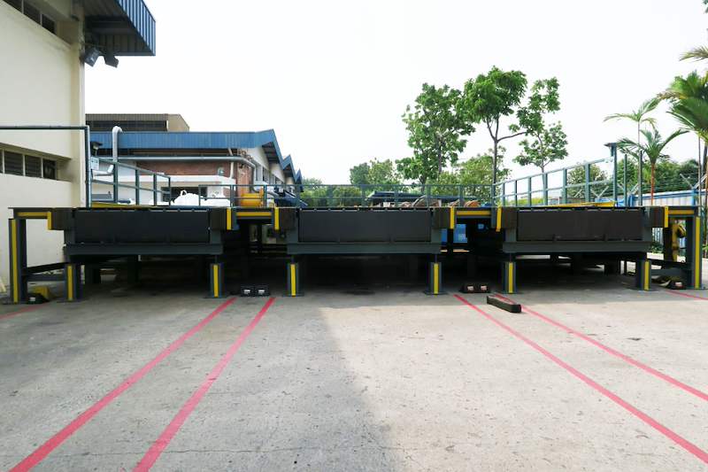 Row of steel chequer-plate platforms across a yard with red floor markings in front - V10000 Racking - V10-1 | Wong Lye Racking, Singapore Racking Manufacturer