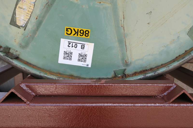 Cable drum flange resting in the V-shaped steel cradle beam of the rack - V5000 Racking - V5-1 | Wong Lye Racking, Singapore Racking Manufacturer