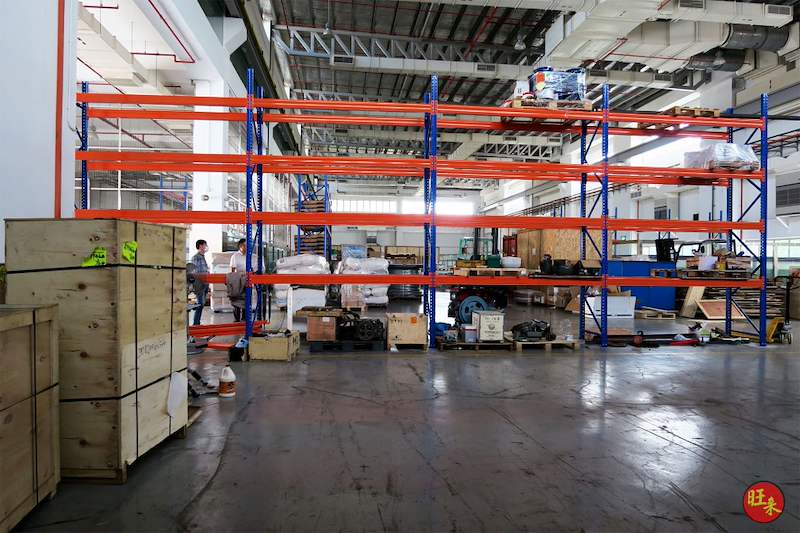V3000 racking runs with timber crates on the floor in the foreground - V3000 Racking - V3-5 | Wong Lye Racking, Singapore Racking Manufacturer