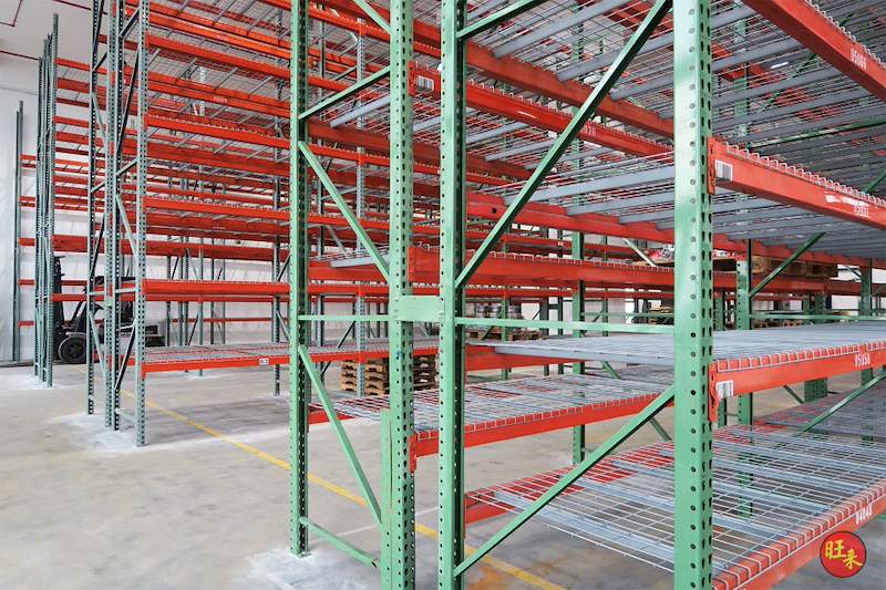 Green upright with diagonal bracing and orange beams carrying wire mesh decks, close view - V3000 Racking - V3-3 | Wong Lye Racking, Singapore Racking Manufacturer