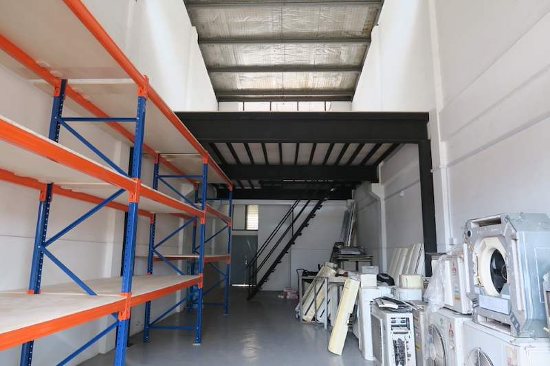 Three-level V3000 racking along the wall with the mezzanine floor beyond - V3000 Racking - V3-2 | Wong Lye Racking, Singapore Racking Manufacturer