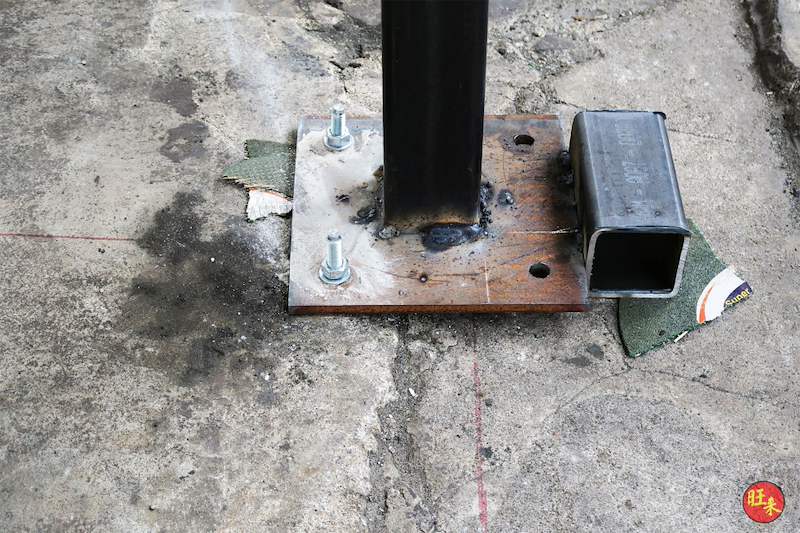 Upright base plate bolted to the concrete floor, close view - V5000 Racking - V5-1 | Wong Lye Racking, Singapore Racking Manufacturer