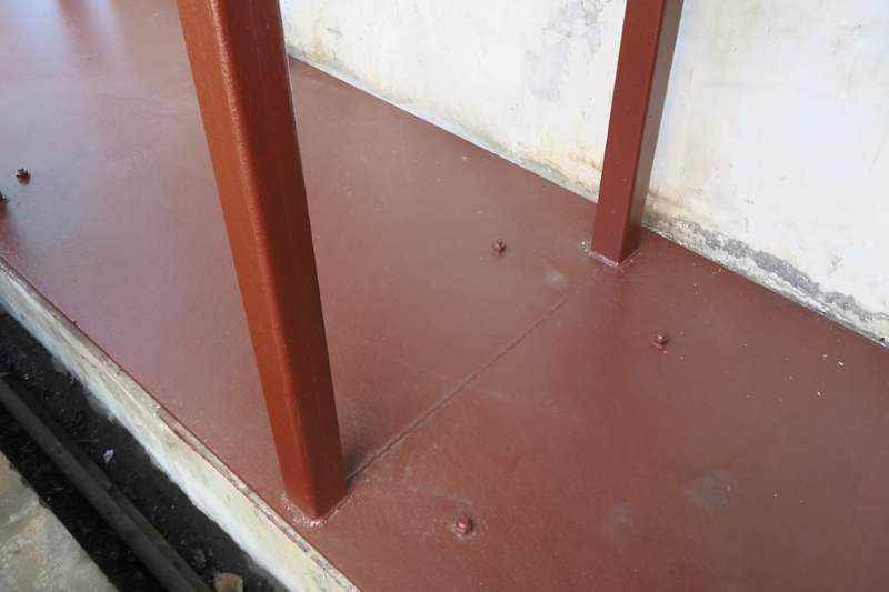 Red-oxide steel base plate and uprights at the foot of the rack - V5000 Racking - V5-1 | Wong Lye Racking, Singapore Racking Manufacturer