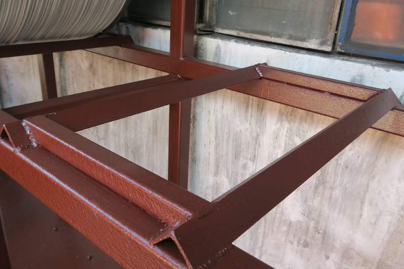 Angled steel cradle beam in an empty bay of the drum rack - V5000 Racking - V5-1 | Wong Lye Racking, Singapore Racking Manufacturer
