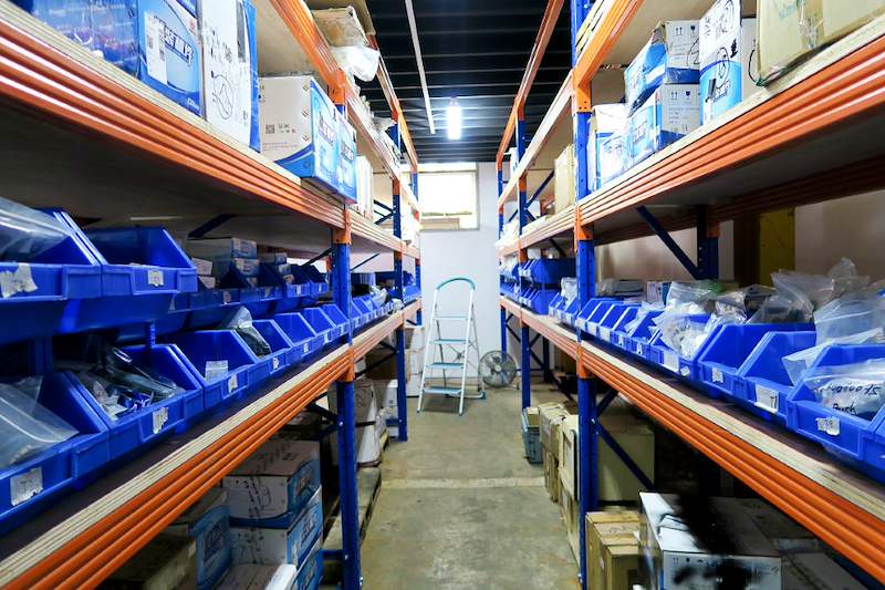 Racking aisle with blue parts bins on the lower shelves and cartons above - V5000 Racking - V5-8 | Wong Lye Racking, Singapore Racking Manufacturer