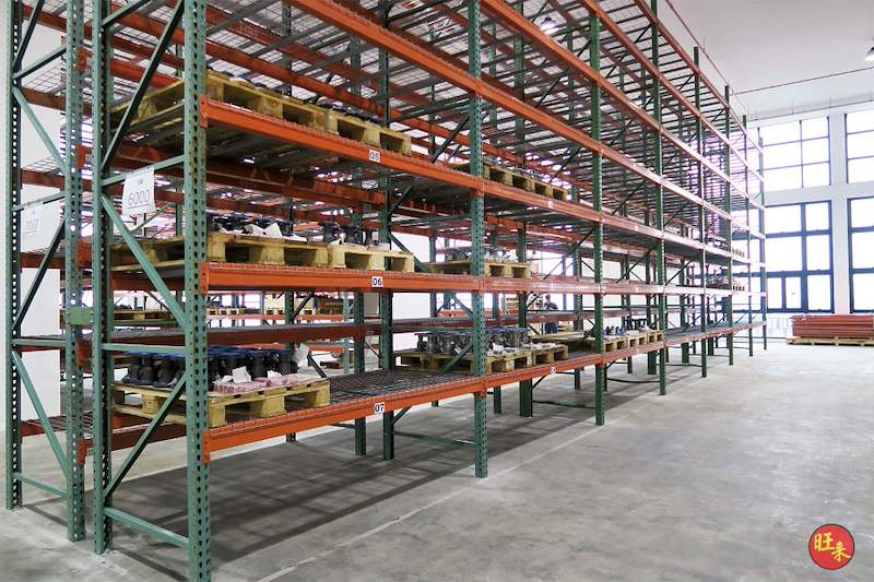 Pallet racking bays with pallets of goods on the mesh-decked levels - V3000 Racking - V3-3 | Wong Lye Racking, Singapore Racking Manufacturer