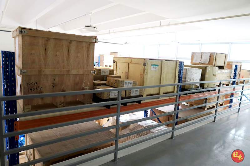 Timber crates and cartons on blue-and-orange pallet racking beside the mezzanine deck railing - V5000 Racking - V5-19 | Wong Lye Racking, Singapore Racking Manufacturer