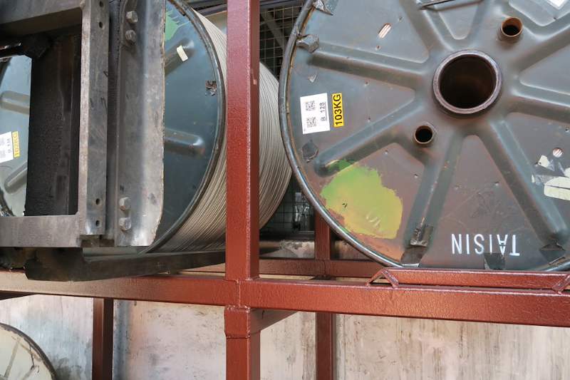 Cable drums seated side by side on the upper tier of the steel rack - V5000 Racking - V5-1 | Wong Lye Racking, Singapore Racking Manufacturer