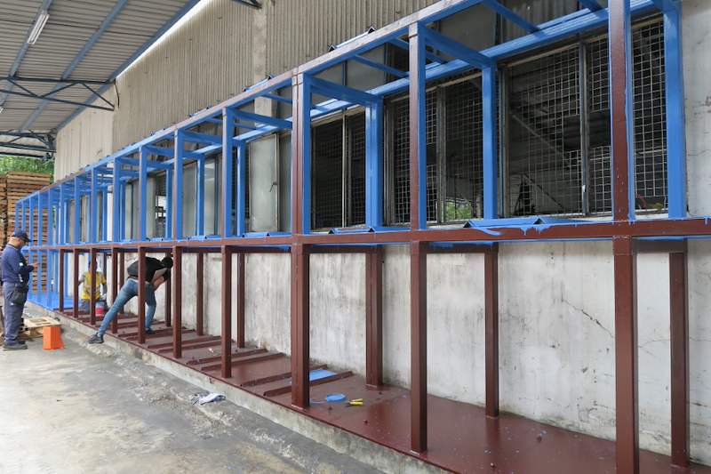 Rack uprights and top beams in blue primer over a red-oxide base frame, install in progress - V5000 Racking - V5-1 | Wong Lye Racking, Singapore Racking Manufacturer