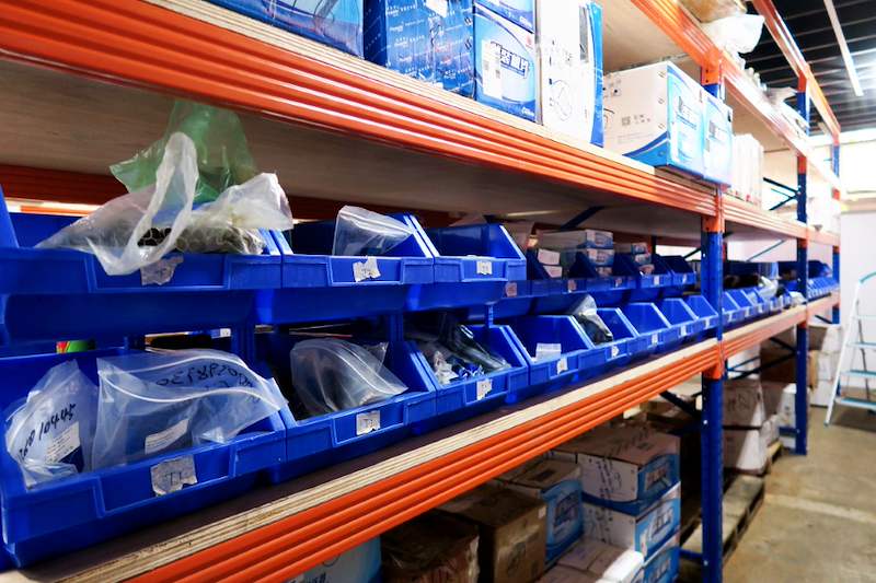 Rows of blue parts bins on timber-decked racking shelves with cartons on the level above - V5000 Racking - V5-8 | Wong Lye Racking, Singapore Racking Manufacturer