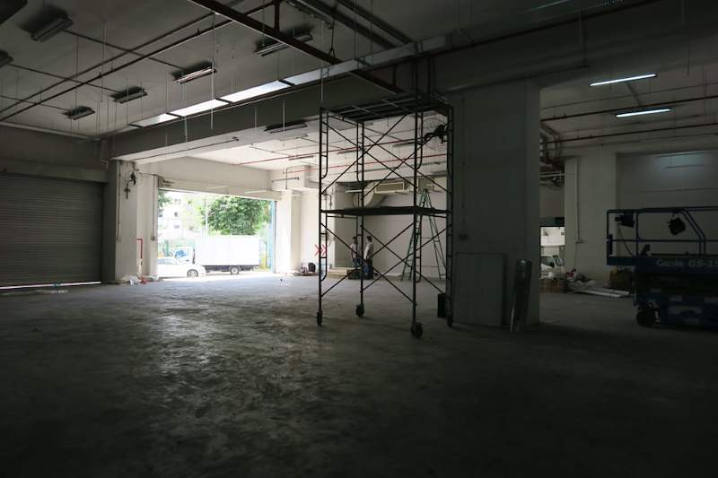 Before: roller shutter entrance and scaffold tower in the bare unit - Boltless Racking - B7 | Wong Lye Racking, Singapore Racking Manufacturer
