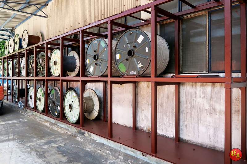 Two-tier steel cable-drum rack along the wall with drums loaded on both tiers - V5000 Racking - V5-1 | Wong Lye Racking, Singapore Racking Manufacturer