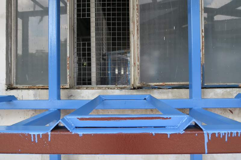 Blue-primed V-shaped cradle beam welded across an upper-tier bay, close view - V5000 Racking - V5-1 | Wong Lye Racking, Singapore Racking Manufacturer