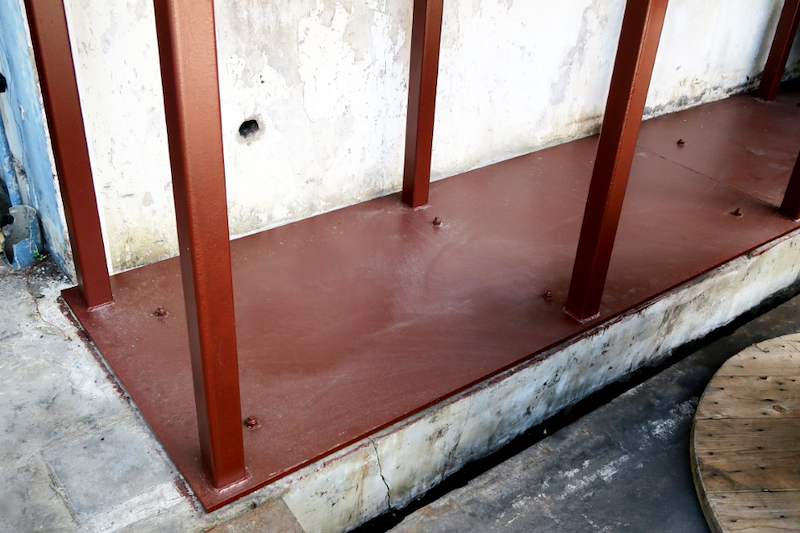 Red-oxide steel base plate and welded uprights at the rack foundation - V5000 Racking - V5-1 | Wong Lye Racking, Singapore Racking Manufacturer