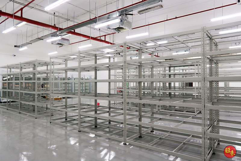 Rows of beige boltless shelving on the epoxy floor, shelves empty - Boltless Racking - B7 | Wong Lye Racking, Singapore Racking Manufacturer