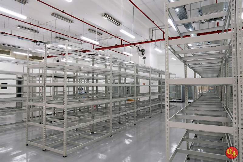 Rows of beige boltless shelving with a side aisle, viewed from the corner - Boltless Racking - B7 | Wong Lye Racking, Singapore Racking Manufacturer