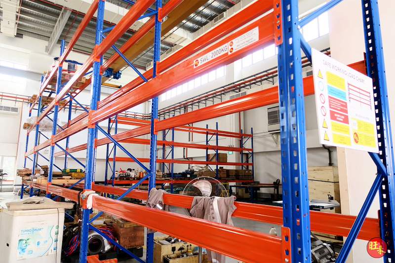 V3000 racking run with the load chart on the end upright, parts stored beneath - V3000 Racking - V3-5 | Wong Lye Racking, Singapore Racking Manufacturer