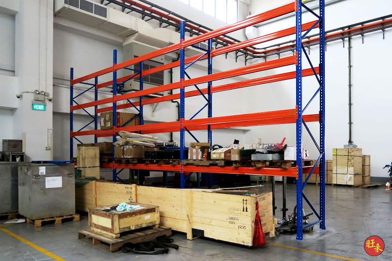 V3000 racking run with timber crates and a cabinet on the floor below the first beam - V3000 Racking - V3-5 | Wong Lye Racking, Singapore Racking Manufacturer