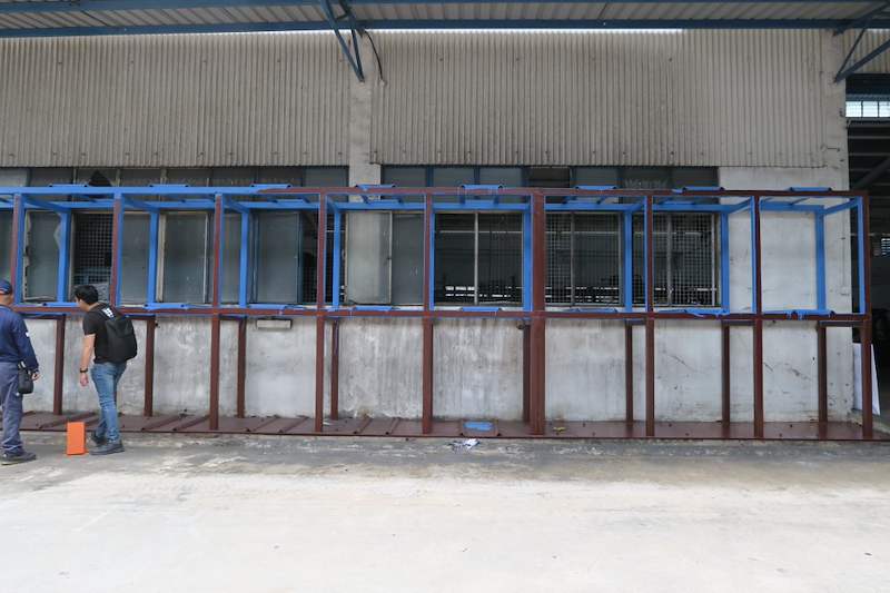 Front view of the two-tier steel rack frame in blue and red-oxide primer, bays still empty - V5000 Racking - V5-1 | Wong Lye Racking, Singapore Racking Manufacturer