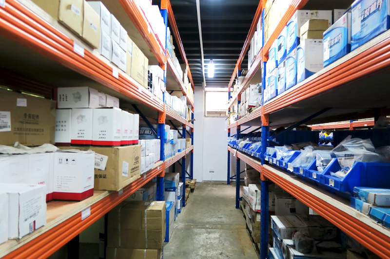 Narrow aisle of racking with cartons and parts bins on timber-decked shelves - V5000 Racking - V5-8 | Wong Lye Racking, Singapore Racking Manufacturer