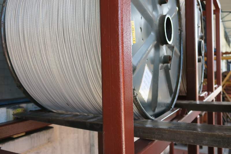 Cable drum on the upper tier resting in the angled steel cradle - V5000 Racking - V5-1 | Wong Lye Racking, Singapore Racking Manufacturer