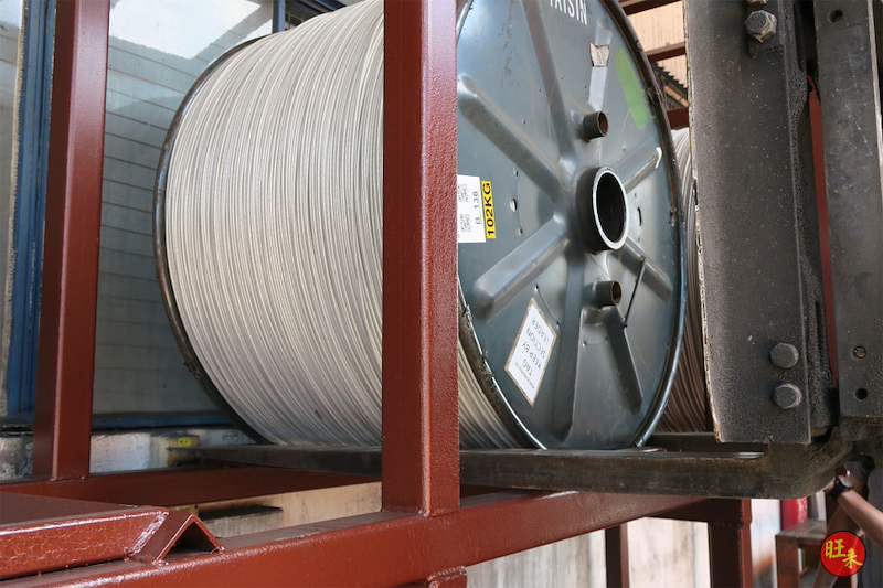 Cable drum seated on the upper-tier steel cradle beam, close view - V5000 Racking - V5-1 | Wong Lye Racking, Singapore Racking Manufacturer