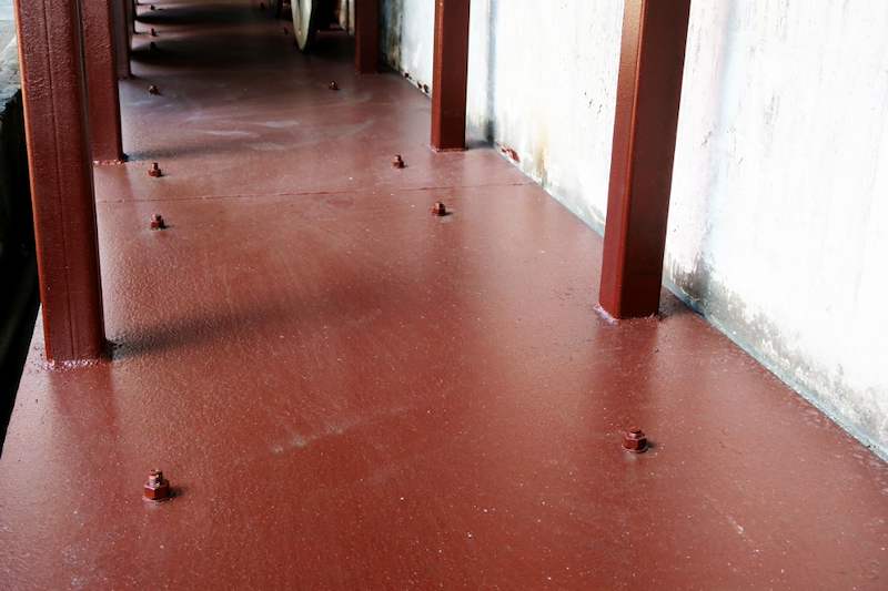 Red-oxide painted steel base plate with anchor bolts and uprights at the rack foundation - V5000 Racking - V5-1 | Wong Lye Racking, Singapore Racking Manufacturer