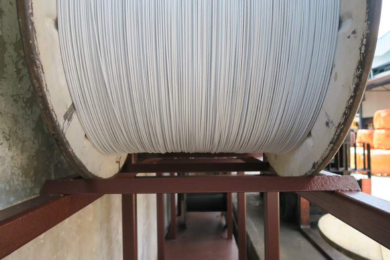 Cable drum resting in the angled steel cradle of the rack - V5000 Racking - V5-1 | Wong Lye Racking, Singapore Racking Manufacturer
