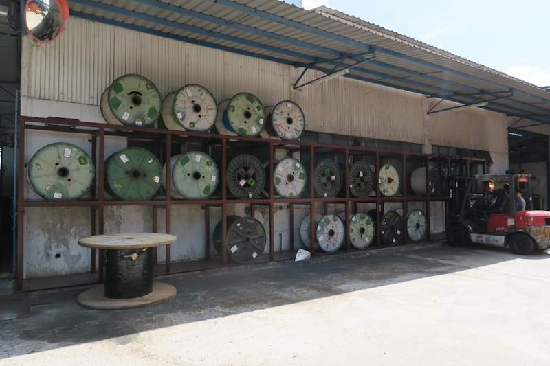 Loaded two-tier cable-drum rack with a forklift working at the far end - V5000 Racking - V5-1 | Wong Lye Racking, Singapore Racking Manufacturer