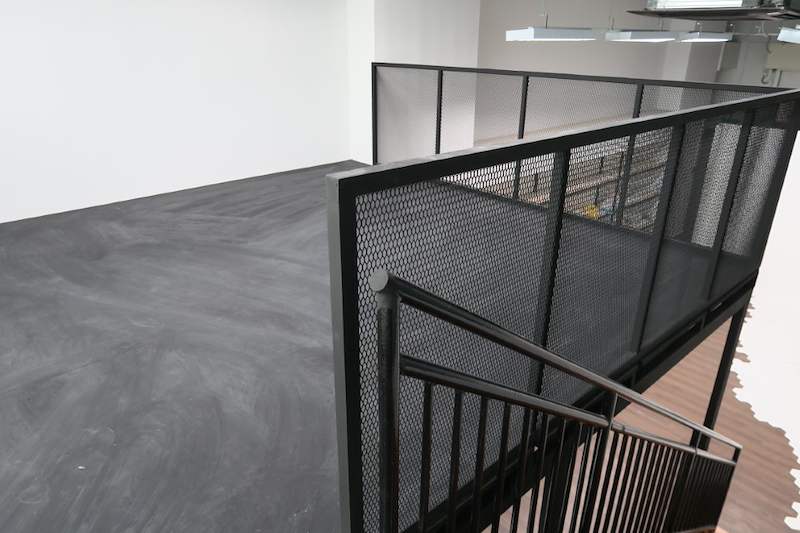 Mezzanine deck edge with black mesh railing and stair handrail - V5000 Racking - V5-16 | Wong Lye Racking, Singapore Racking Manufacturer