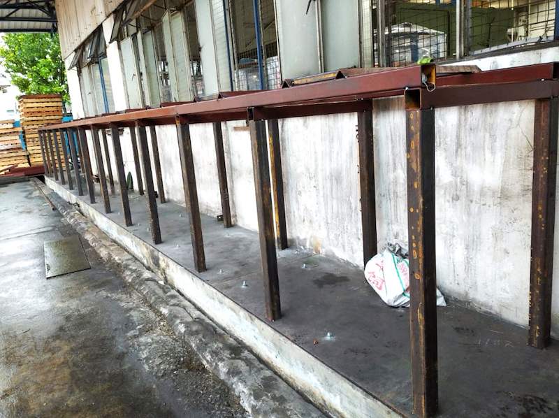 Steel uprights welded to a base plate along the kerb, top beams in place, bays empty - V5000 Racking - V5-1 | Wong Lye Racking, Singapore Racking Manufacturer