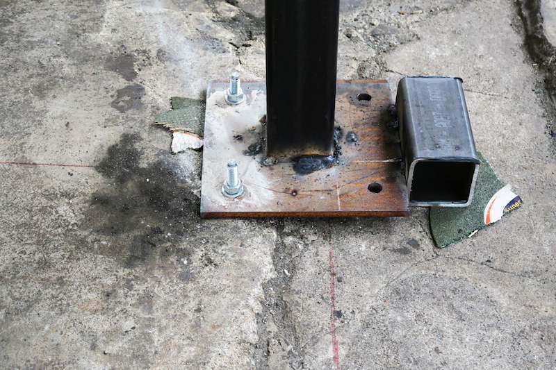 Base plate with anchor bolts under a square-hollow steel upright - V5000 Racking - V5-1 | Wong Lye Racking, Singapore Racking Manufacturer