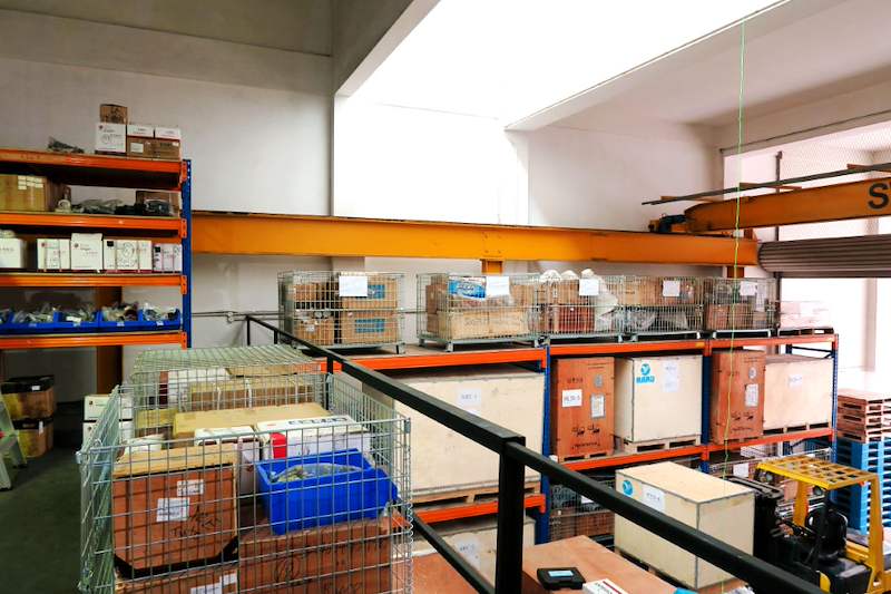 Wire mesh cages and cartons on the mezzanine deck beside the racking, edge railing on the right - V5000 Racking - V5-8 | Wong Lye Racking, Singapore Racking Manufacturer