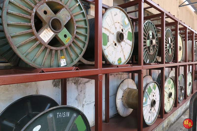 Cable drums of several sizes loaded on both tiers of the welded steel rack - V5000 Racking - V5-1 | Wong Lye Racking, Singapore Racking Manufacturer