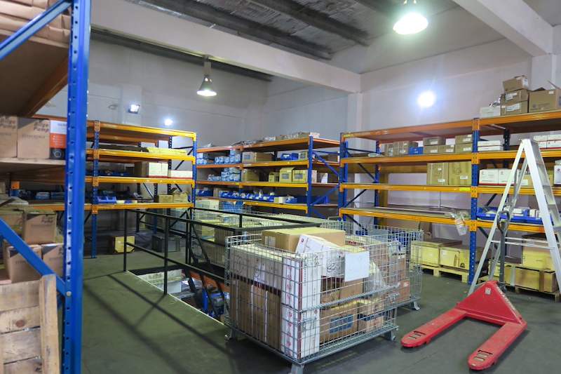 Racking bays on the mezzanine holding cartons on every level, pallet truck and ladder in the aisle - V5000 Racking - V5-8 | Wong Lye Racking, Singapore Racking Manufacturer